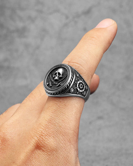Totenkopf-Ring mit gekreuzten Knochen