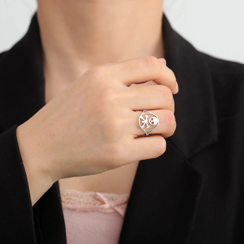 Kleiner Totenkopf-Ring mit Kreuzknochen