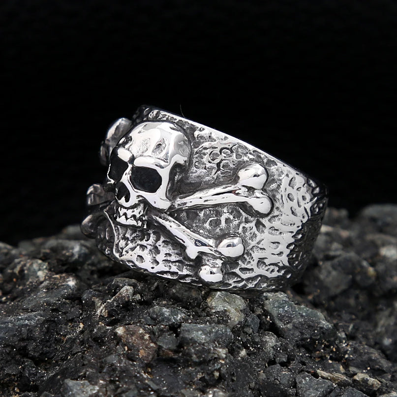 Breiter Totenkopf-Ring mit Kreuzknochen