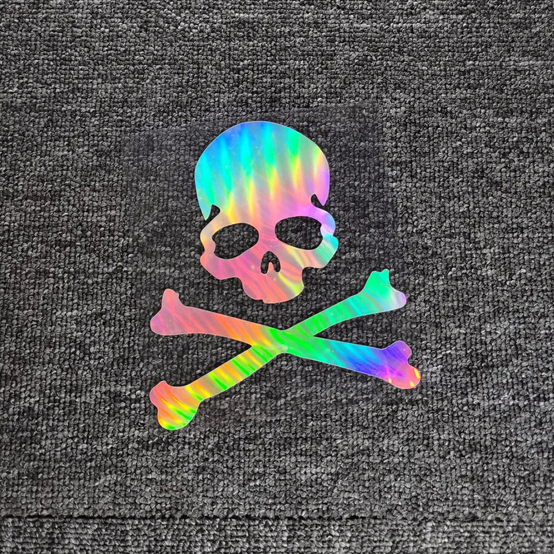 Weisser Totenkopf Sticker auf dunklem Untergrund
