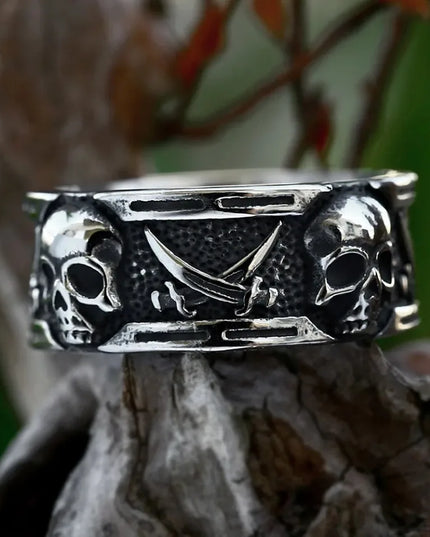 Totenkopf-Bandring mit gekreuzten Schwertern