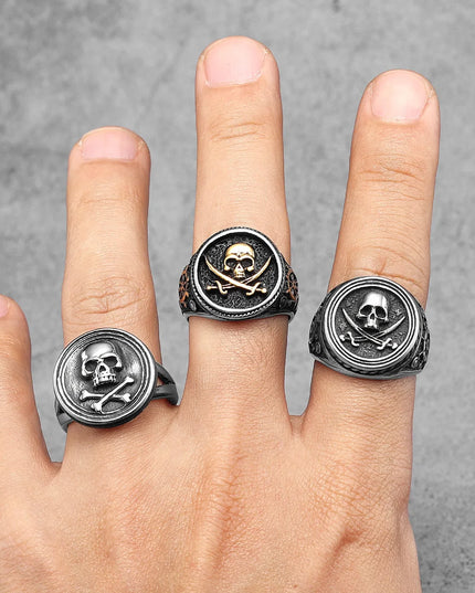 Totenkopf-Ring mit gekreuzten Knochen