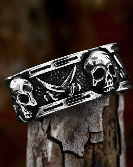 Totenkopf-Bandring mit gekreuzten Schwertern