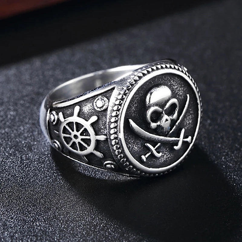 Silberner Totenkopf-Ring mit Piratensabeln