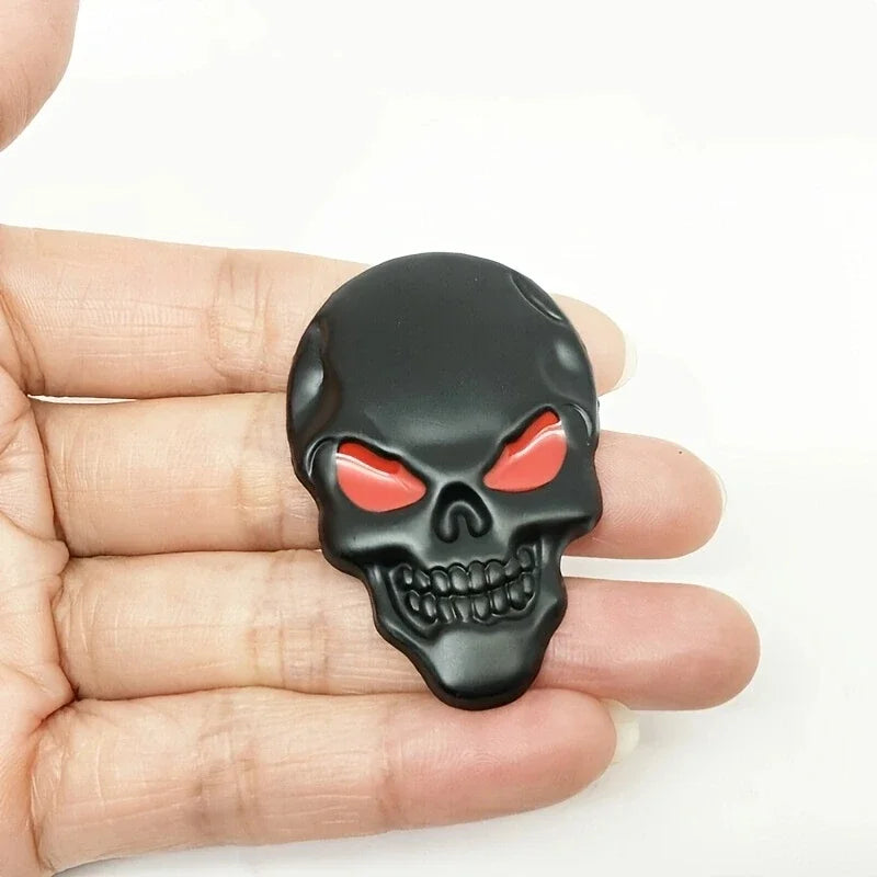 Totenkopf Aufkleber Schwarz mit roten Augen Detailansicht