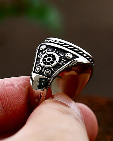 Goldener Skull-Ring im Piratenstil