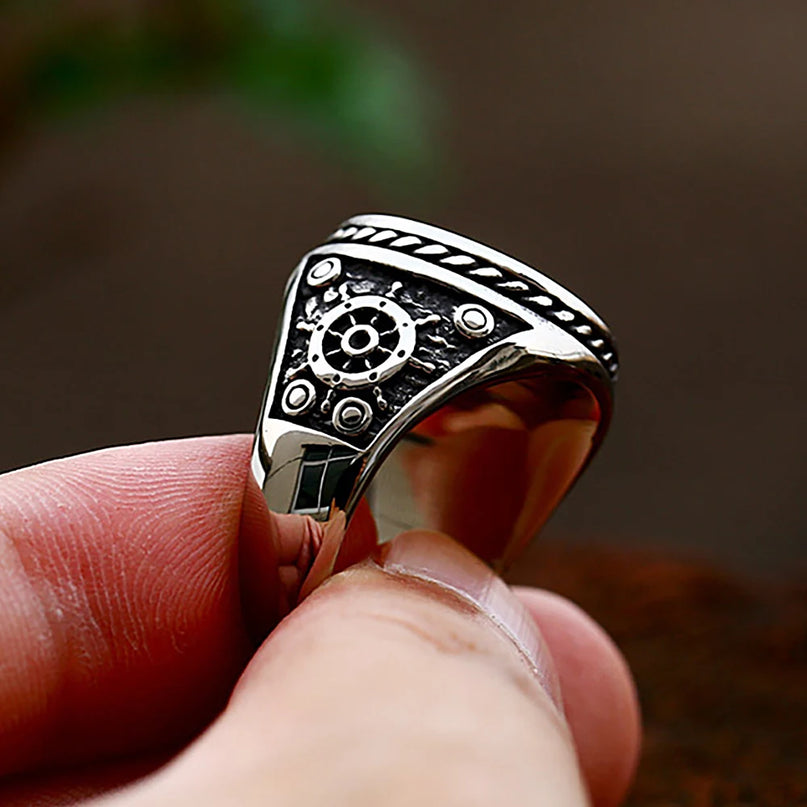 Goldener Skull-Ring im Piratenstil