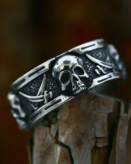 Totenkopf-Bandring mit gekreuzten Schwertern