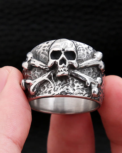 Breiter Totenkopf-Ring mit Kreuzknochen