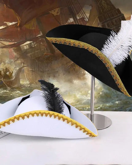 Piratenhut mit Feder Seitenansicht goldene Borte Detail