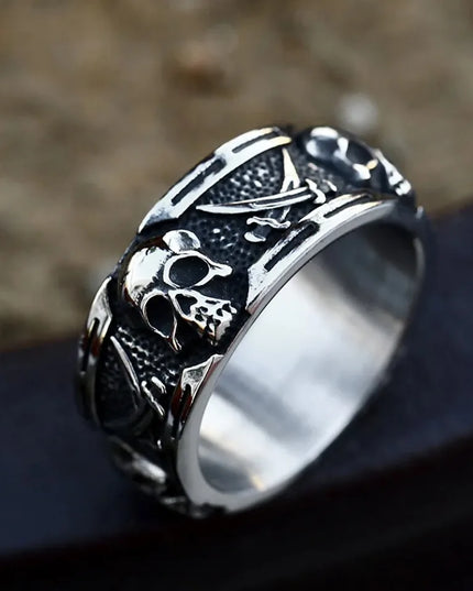 Totenkopf-Bandring mit gekreuzten Schwertern