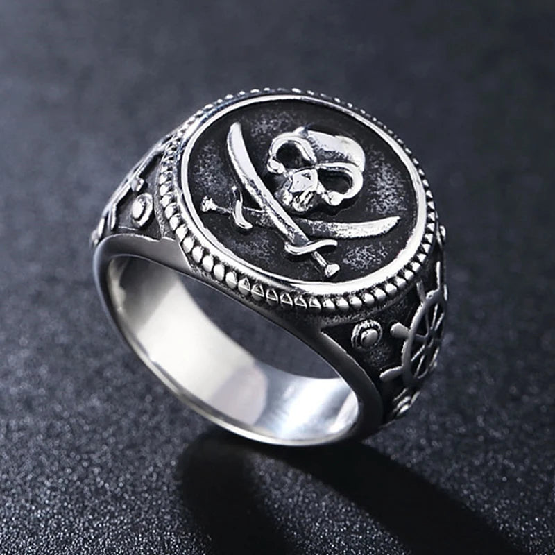 Silberner Totenkopf-Ring mit Piratensabeln