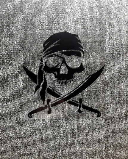 Totenkopf Aufkleber Schwert schwarz reflektierend auf Metalloberflaeche