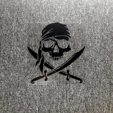 Totenkopf Aufkleber Schwert schwarz reflektierend auf Metalloberflaeche