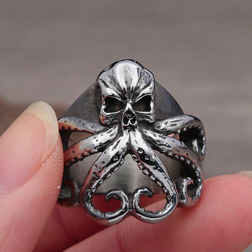 Schwarzer Totenkopf-Ring mit Tentakeln