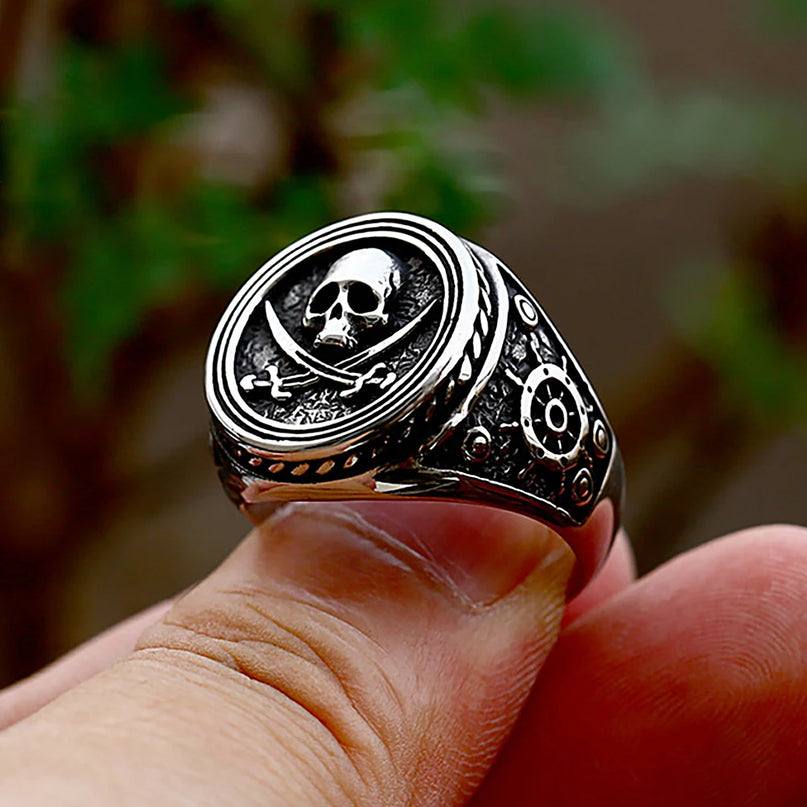 Goldener Skull-Ring im Piratenstil