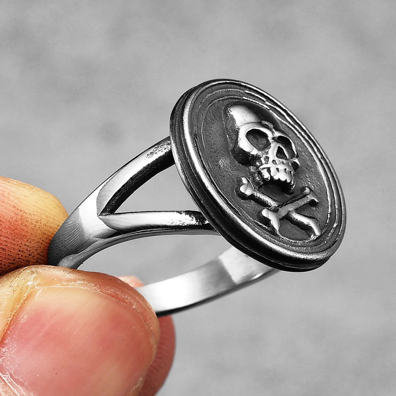 Totenkopf-Ring mit Piratensaebeln