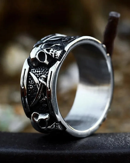 Totenkopf-Bandring mit gekreuzten Schwertern