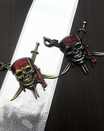 Silbernes Piraten Totenkopf Emblem Rueckseite Kleber
