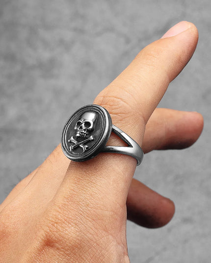 Totenkopf-Ring mit Piratensaebeln