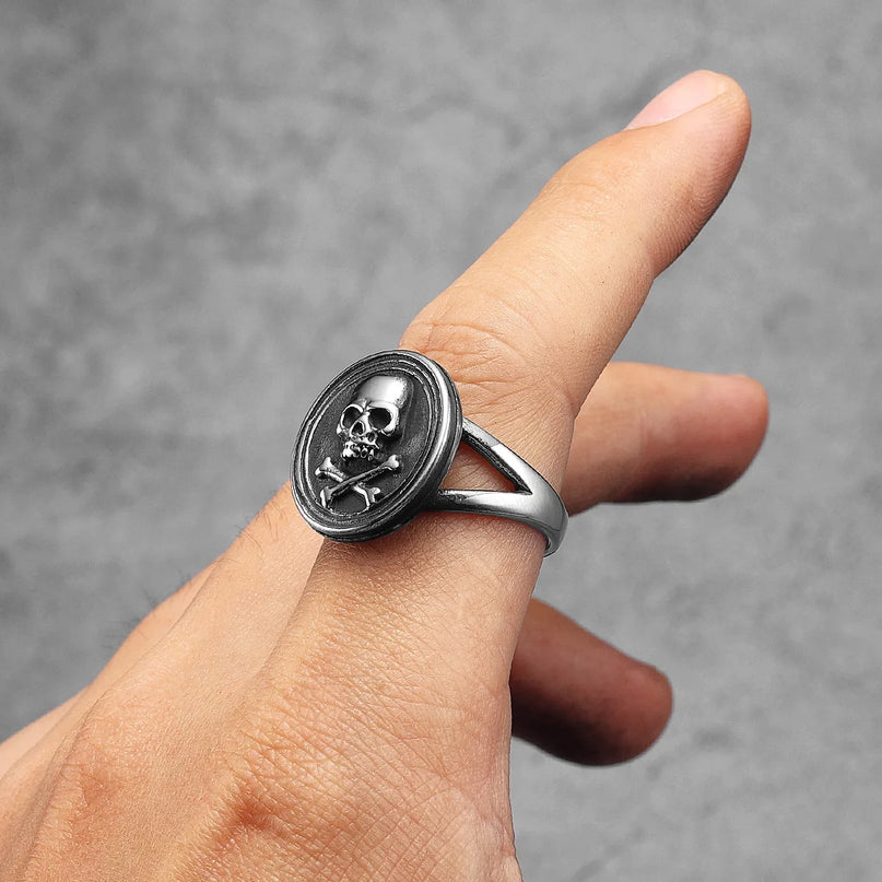 Totenkopf-Ring mit Piratensaebeln