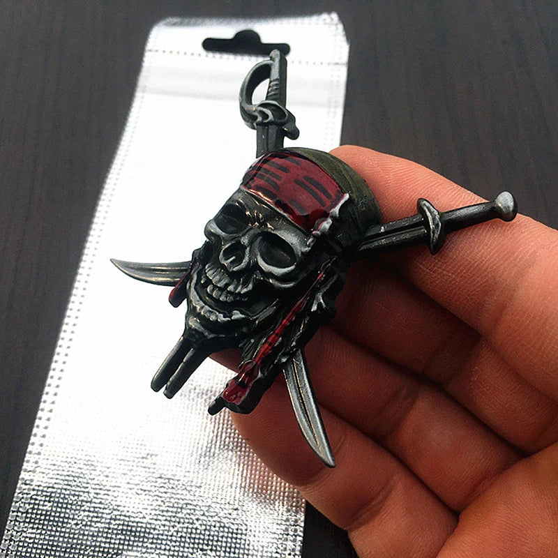 Piraten Metall Emblem Silber Seitenansicht dreidimensional