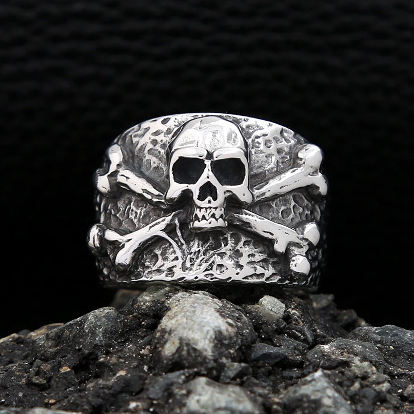 Breiter Totenkopf-Ring mit Kreuzknochen