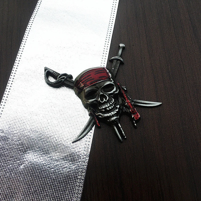 Piraten 3D Metall Emblem Gold Groessenvergleich Hand