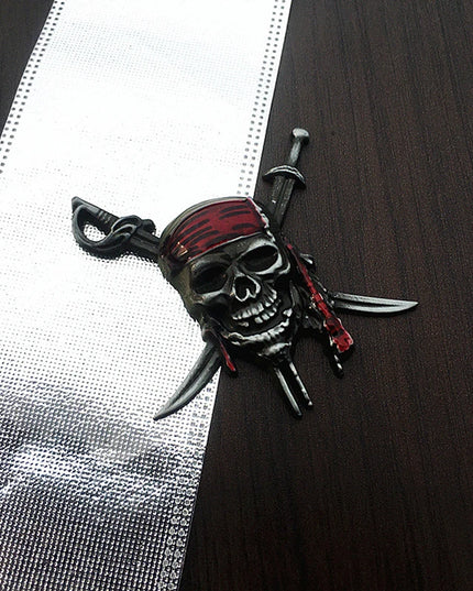 Piraten 3D Metall Emblem Silber Groessenvergleich Hand