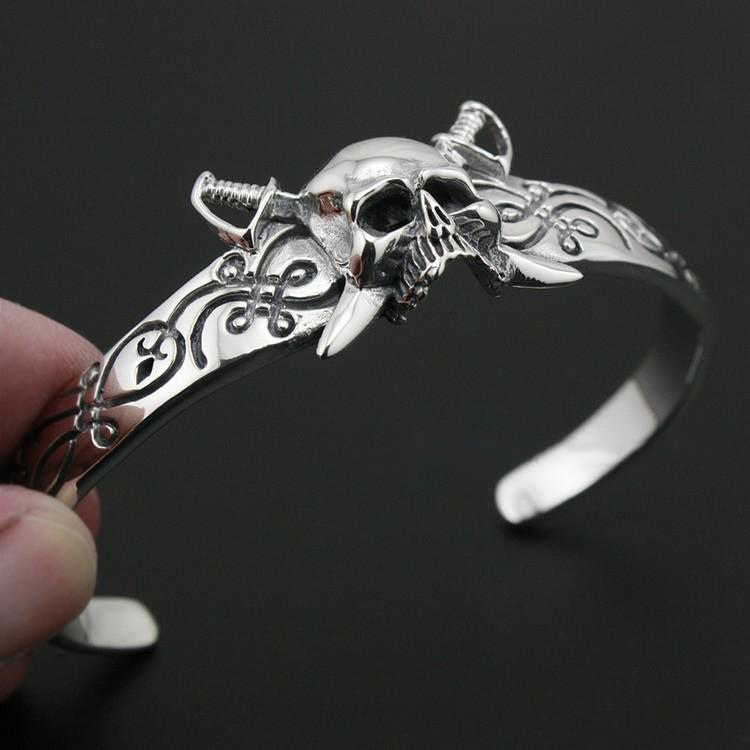 Piratenarmband - Doppel Sabres Schädel